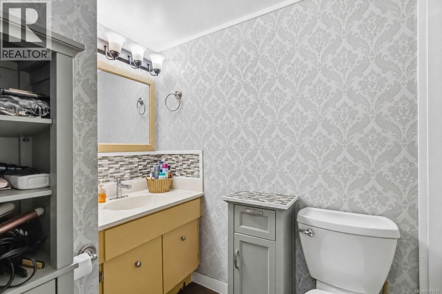 #306 1525 Hillside Ave - 35