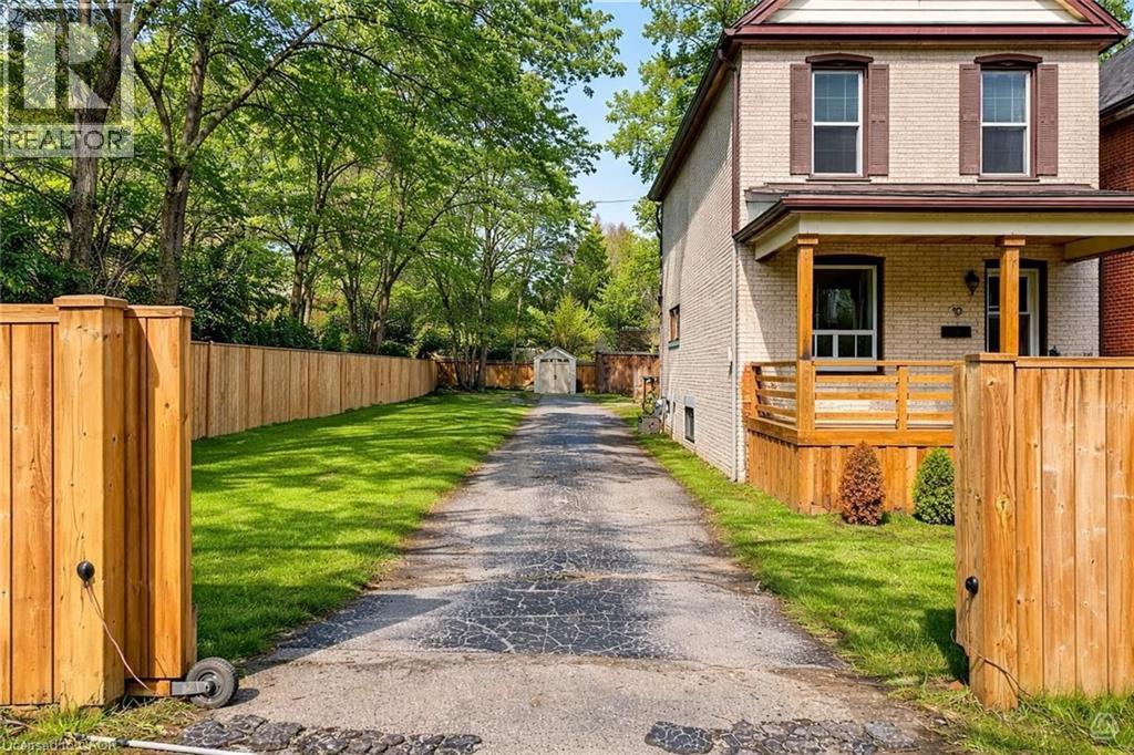 35 DUNDAS Street - 25
