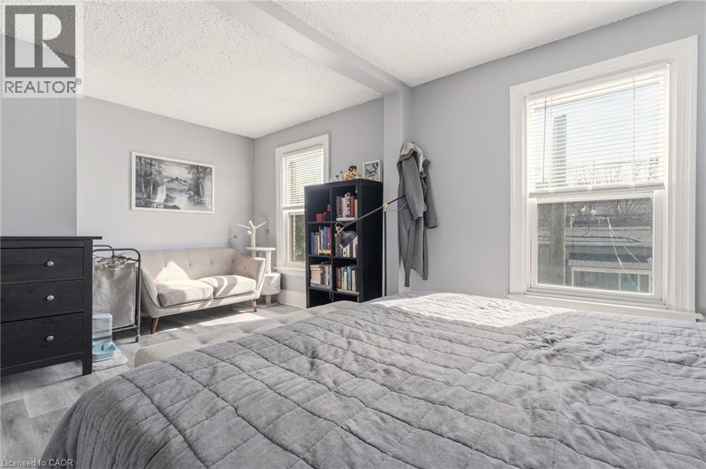 35 DUNDAS Street - 17
