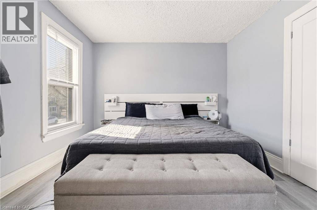 35 DUNDAS Street - 19