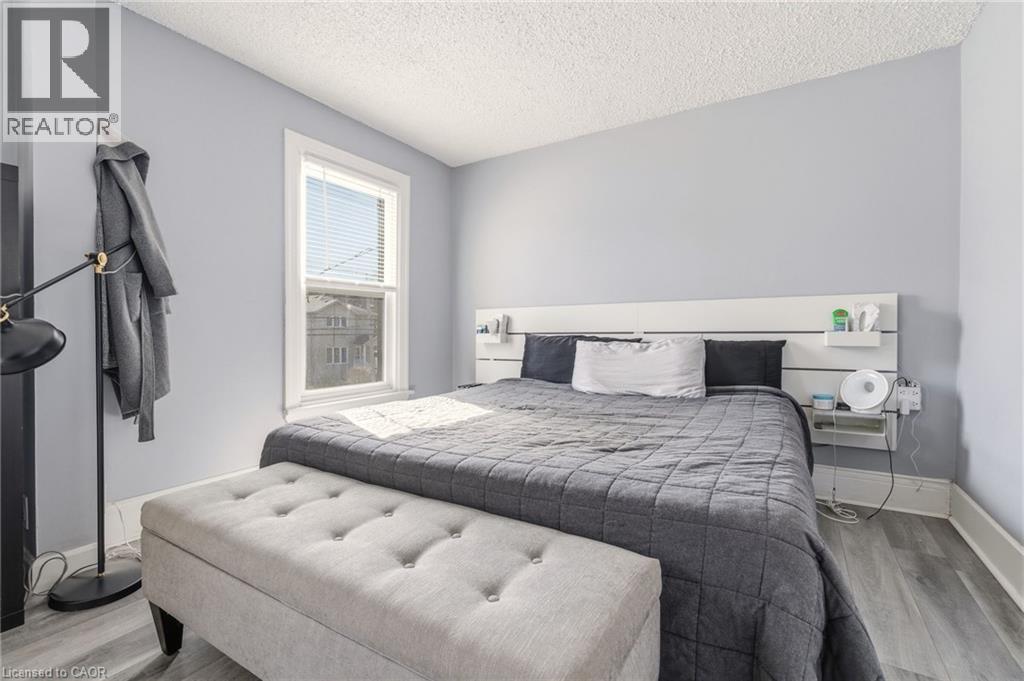 35 DUNDAS Street - 16