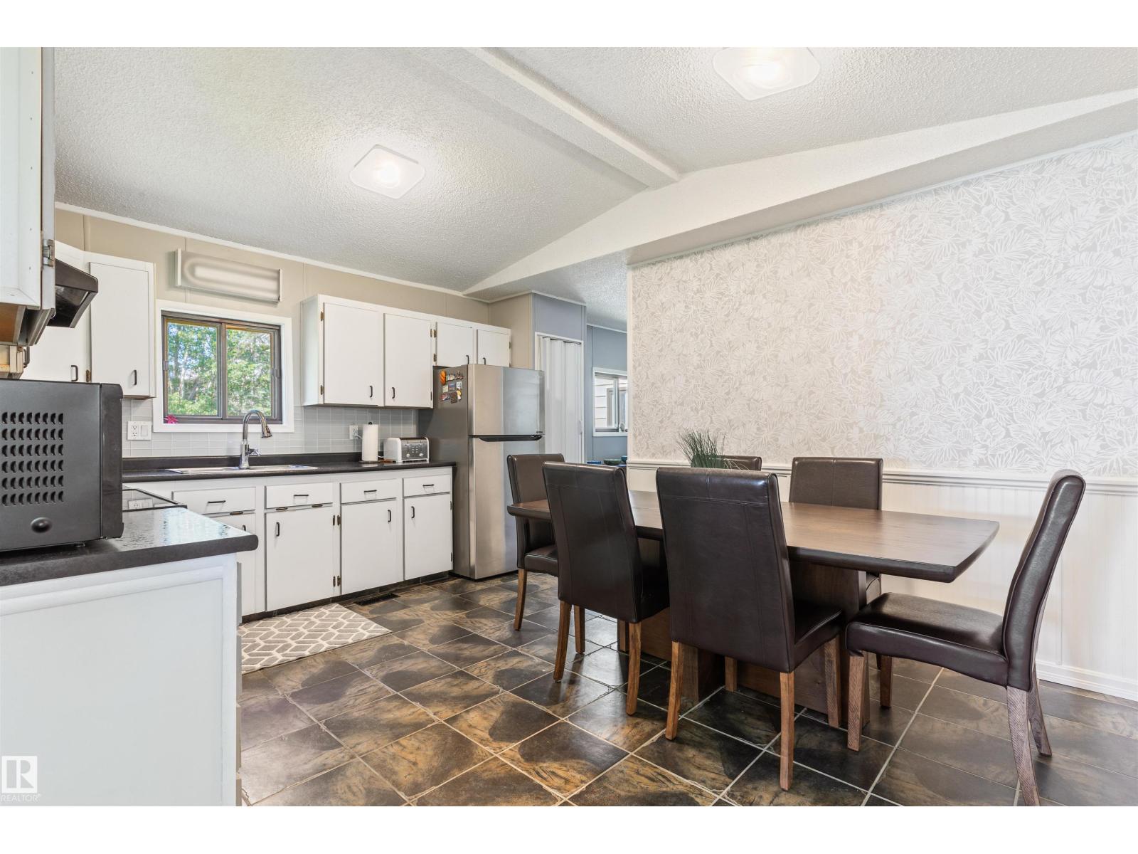 #24 52343 RGE ROAD 211 - 18