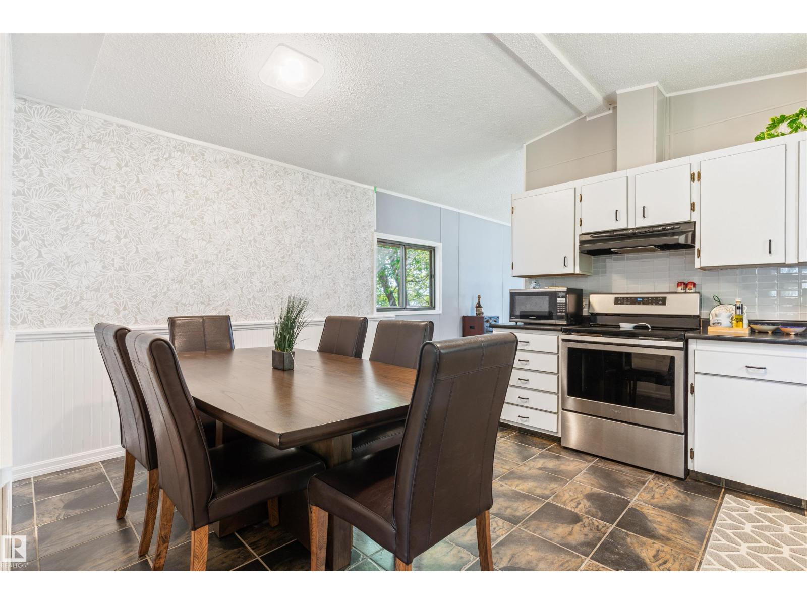 #24 52343 RGE ROAD 211 - 17