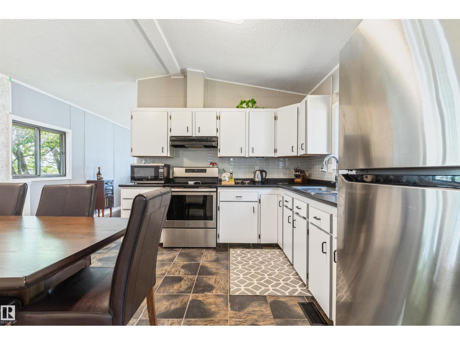 #24 52343 RGE ROAD 211 - 15