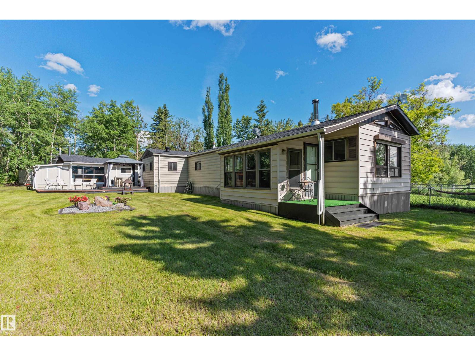#24 52343 RGE ROAD 211 - 37