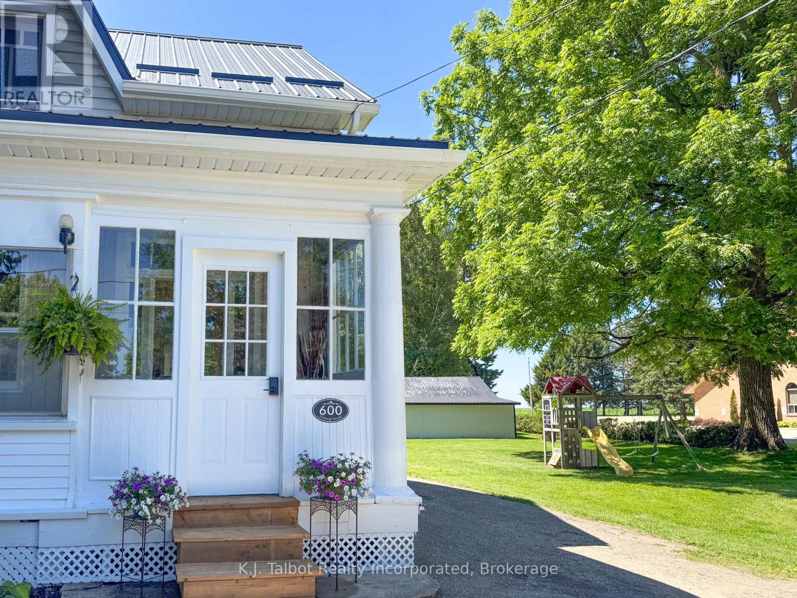 600 FISHLEIGH STREET - 3