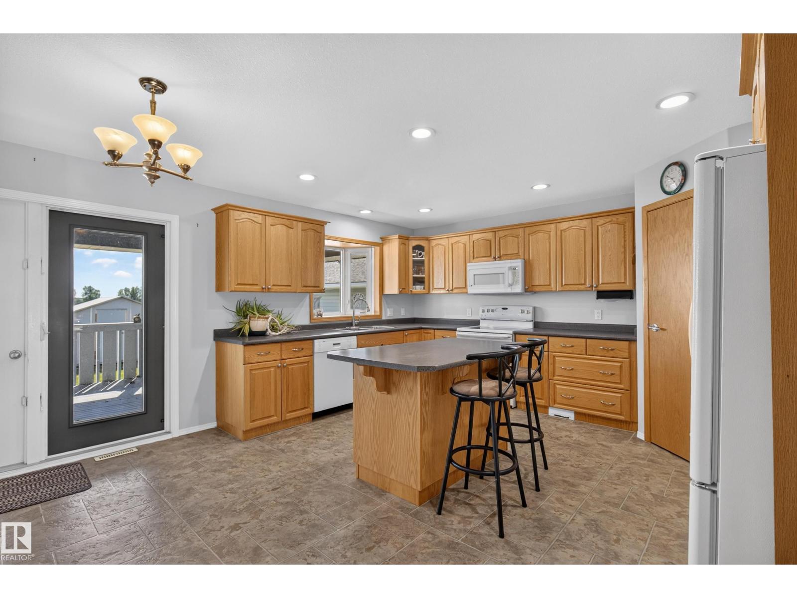 4209 46 ST - 14
