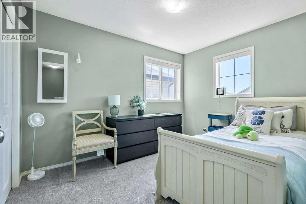Bright and comfortable, this bedroom is ideal for children, guests, or a dedicated workspace