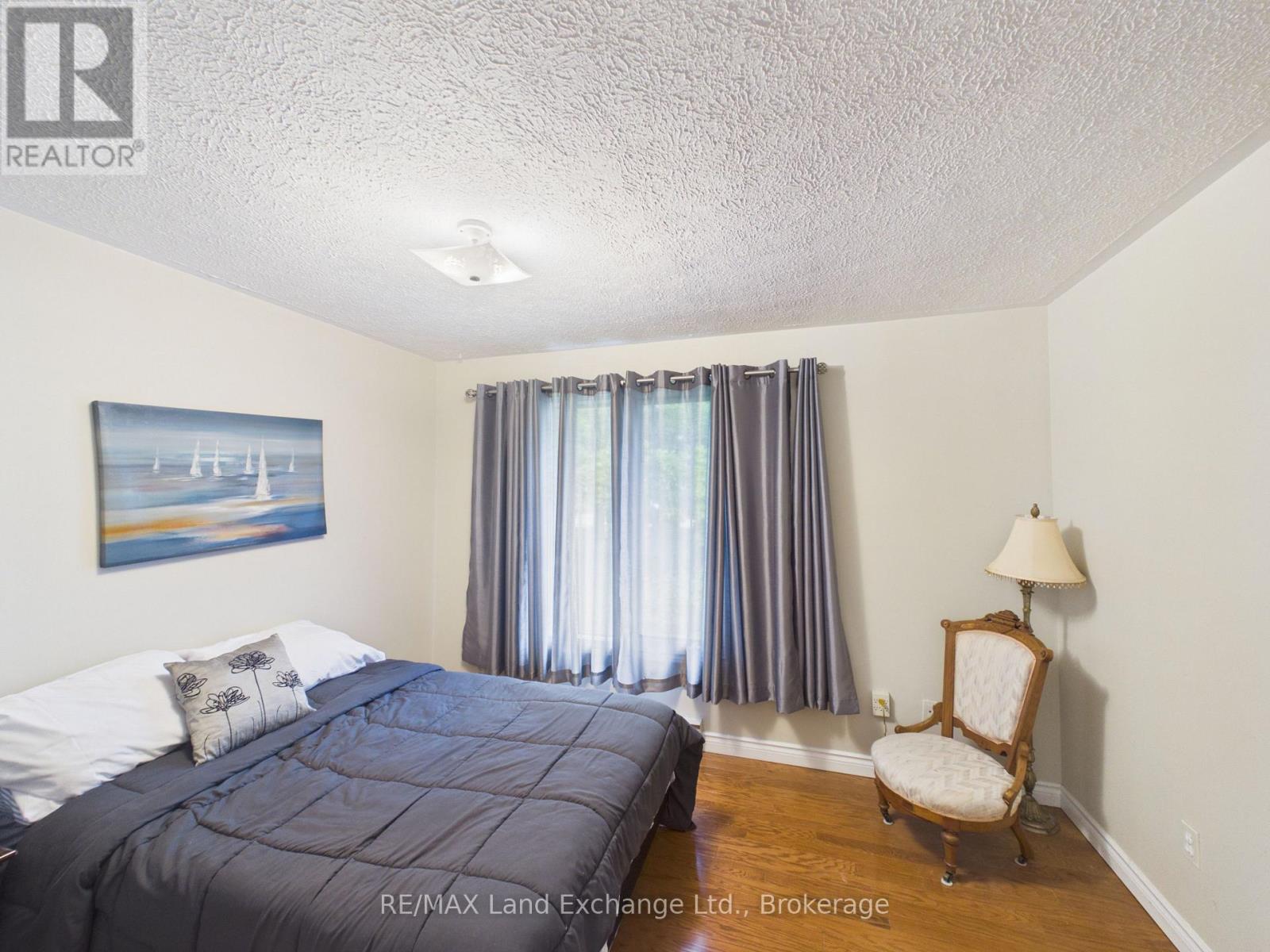 28 PENETANGORE ROW S - 12