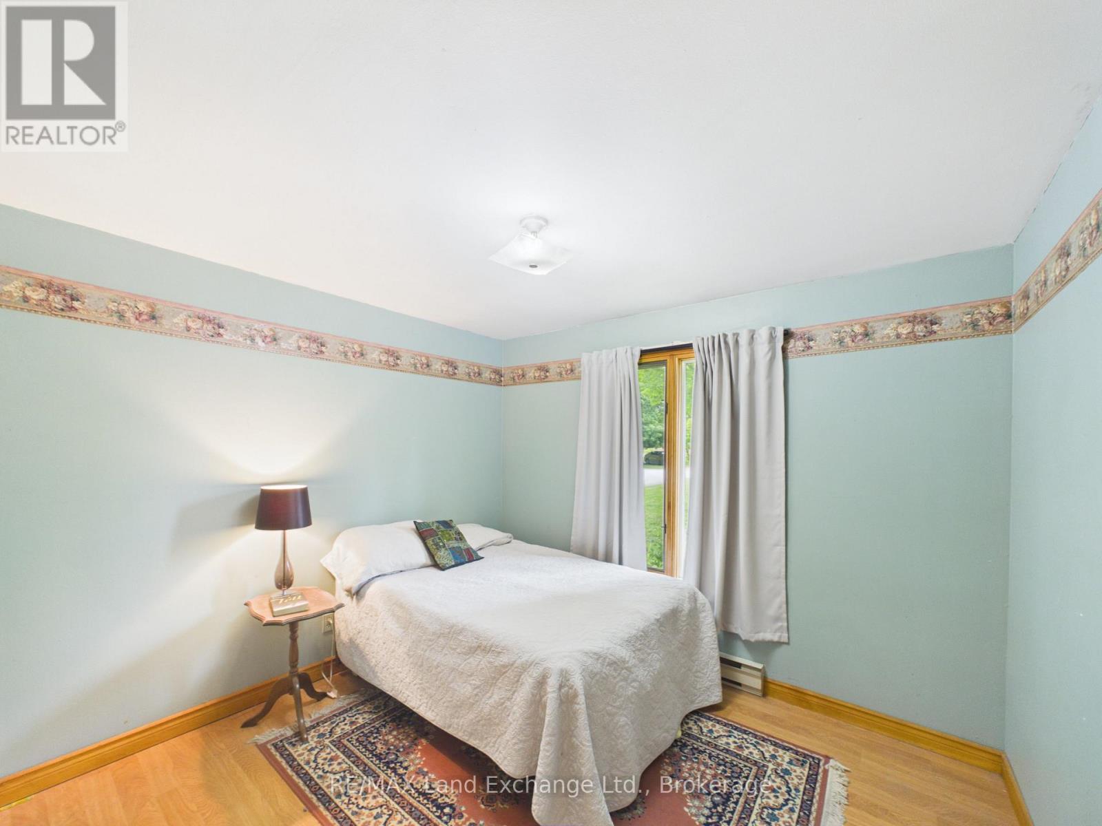 28 PENETANGORE ROW S - 16