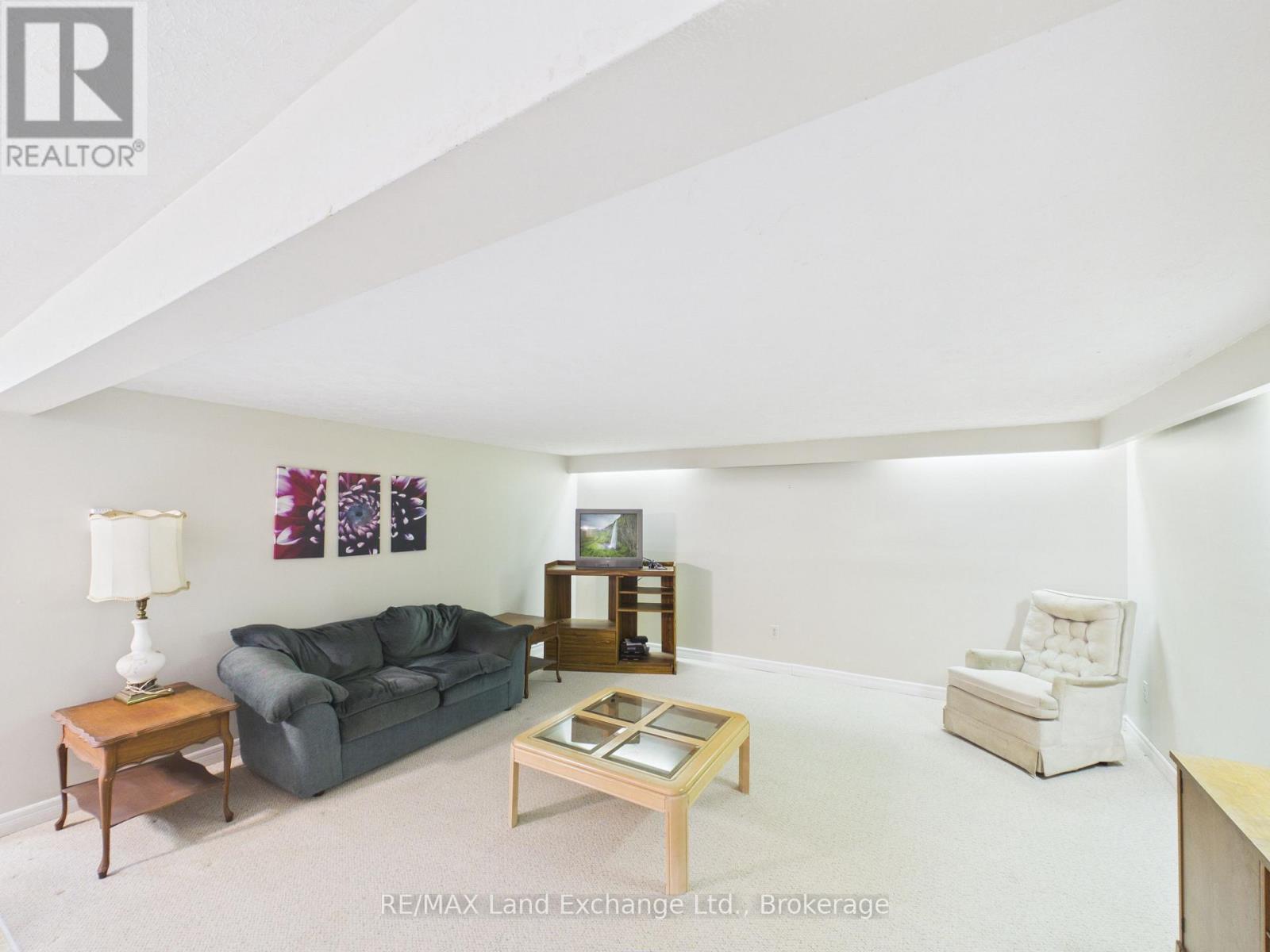 28 PENETANGORE ROW S - 18