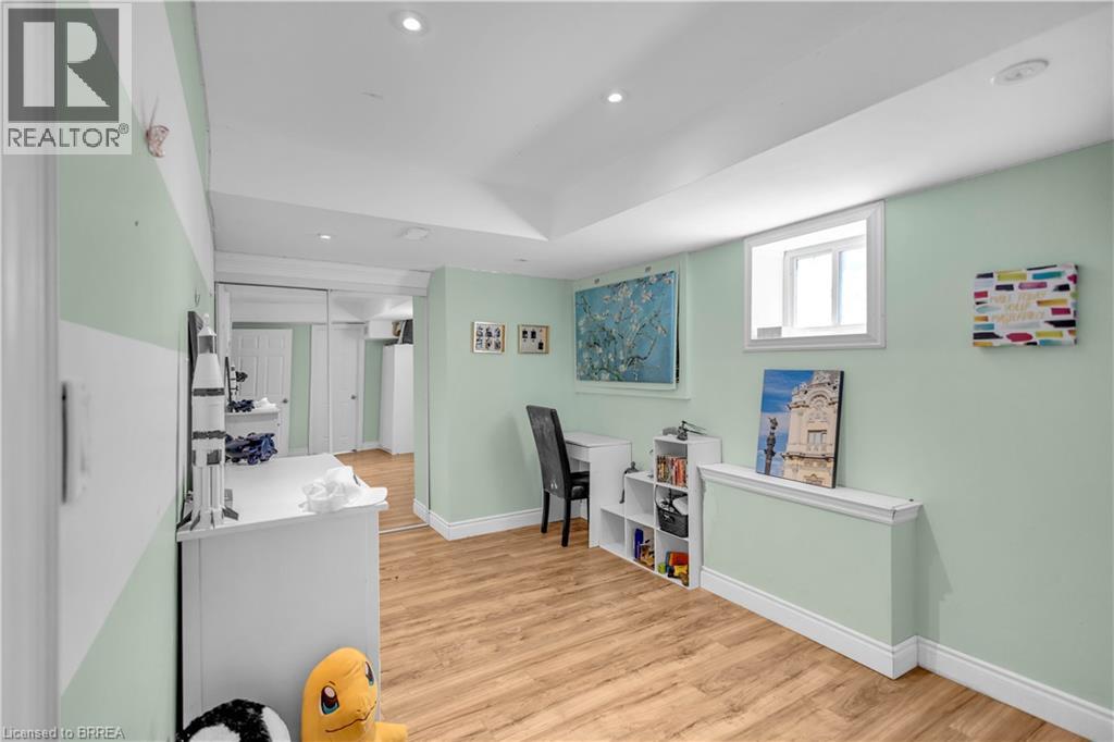 50 BISSET Avenue - 36