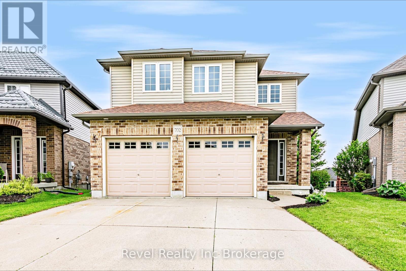 702 FRONTENAC CRESCENT - 1