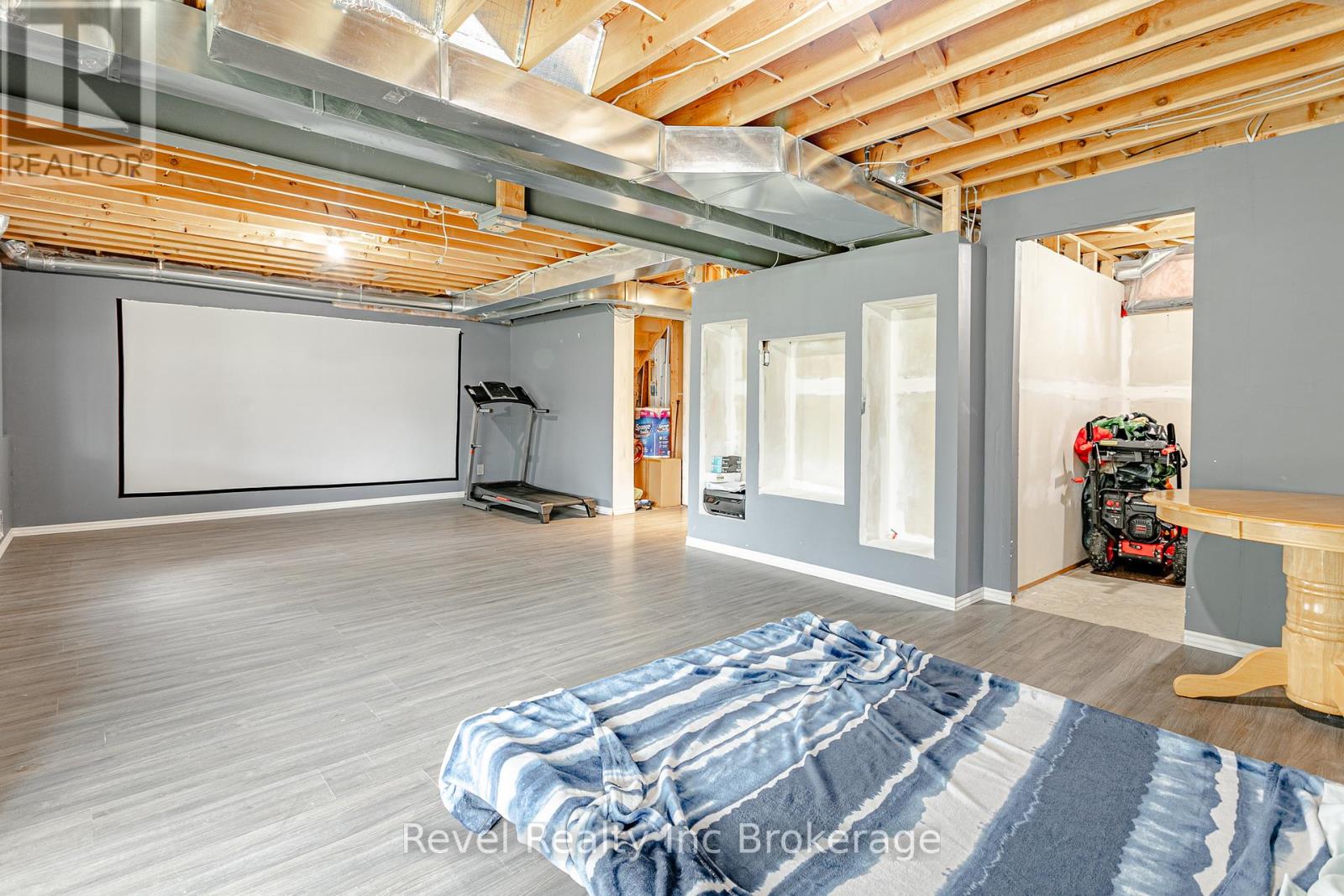 702 FRONTENAC CRESCENT - 32