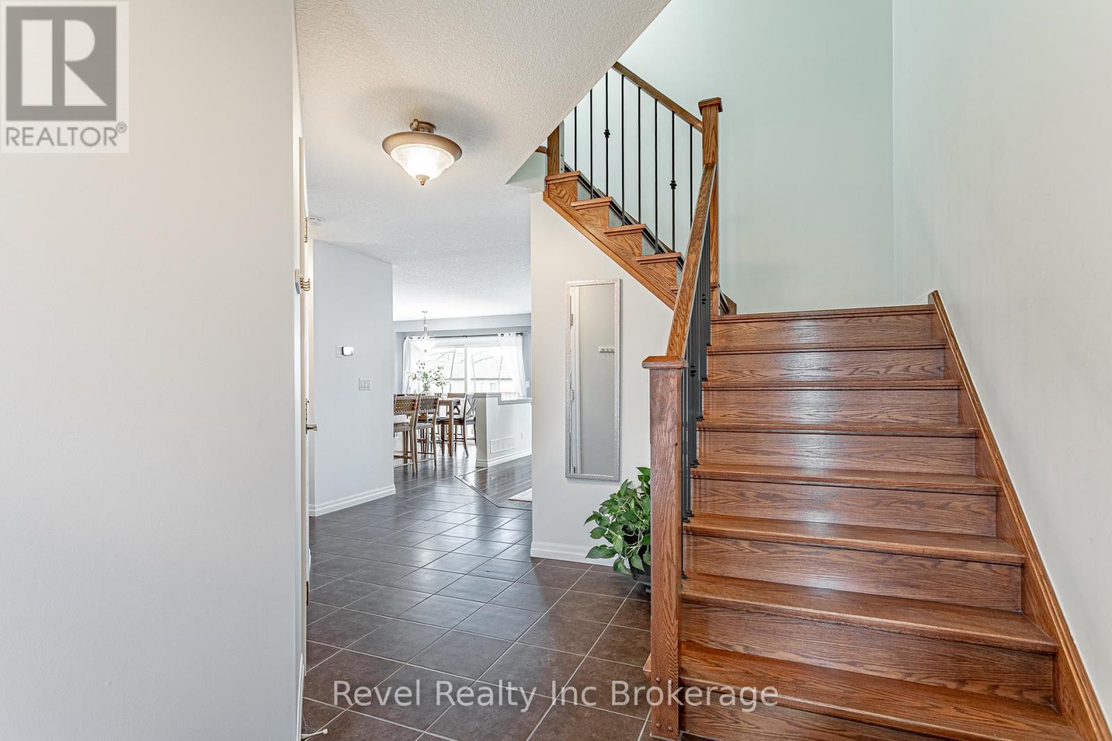 702 FRONTENAC CRESCENT - 4