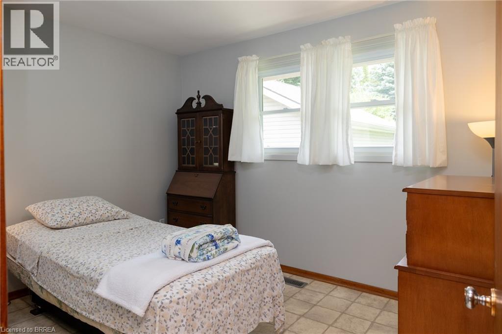 156 MUTUAL Street N - 18