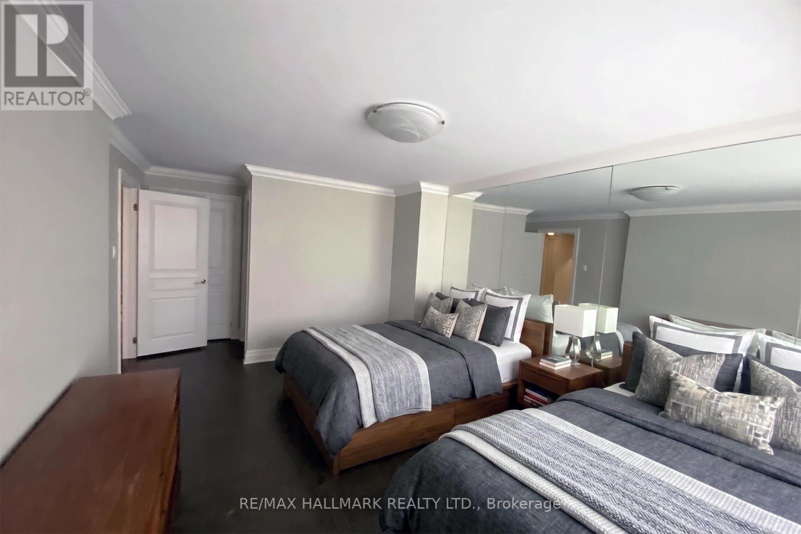 #PH10 447 WALMER ROAD - 10