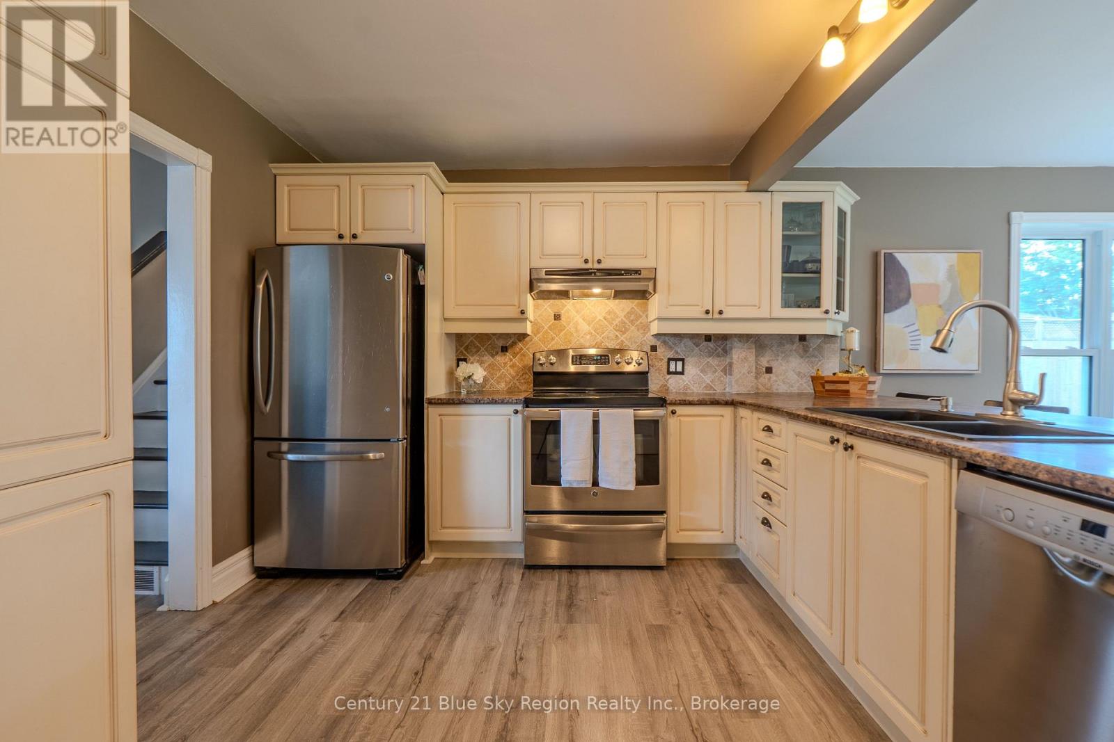225 REGINALD ROAD - 10