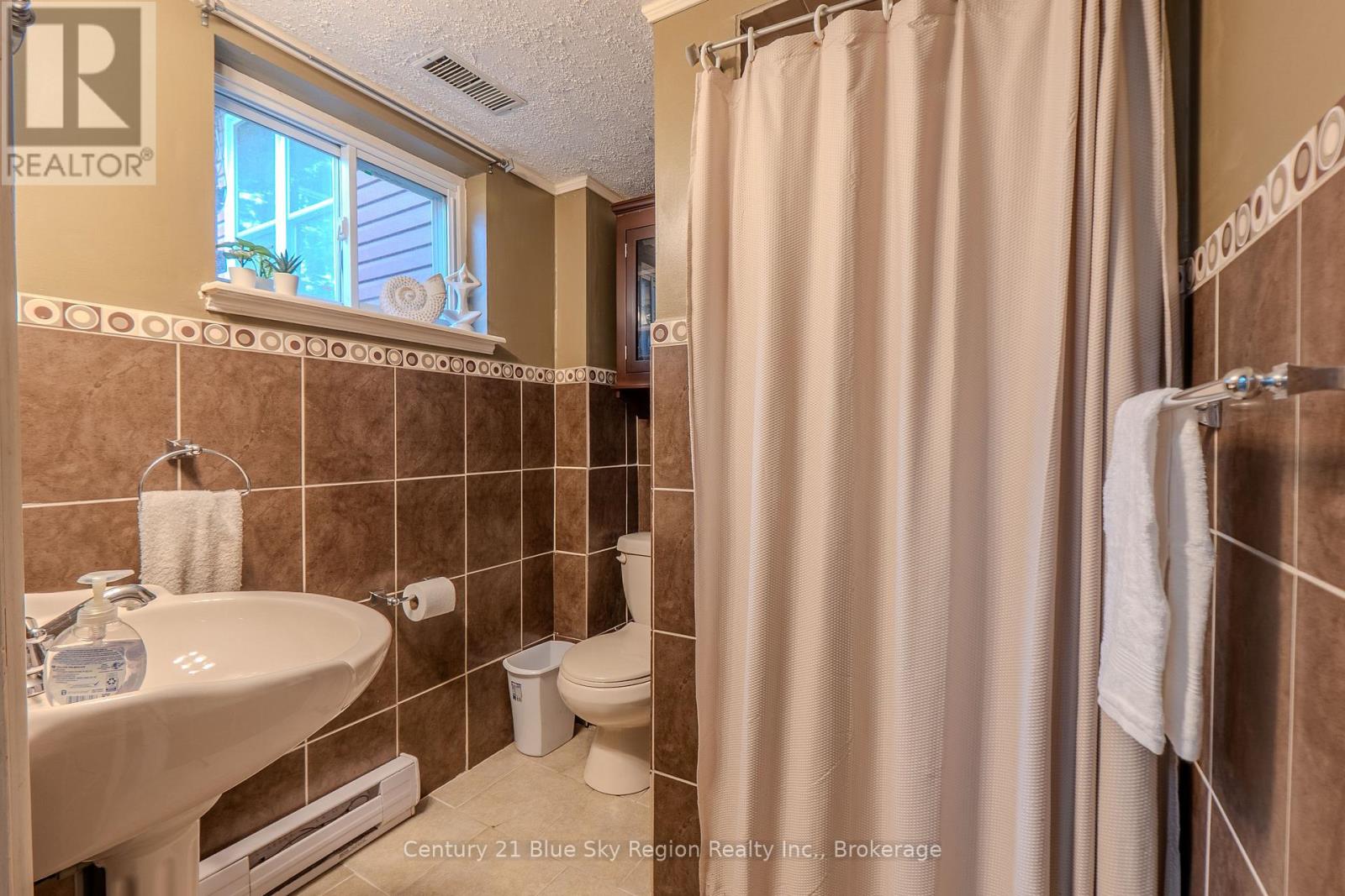 225 REGINALD ROAD - 29