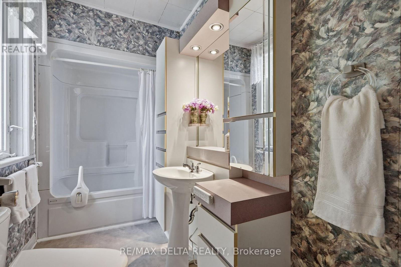 28 JAY STREET - 24