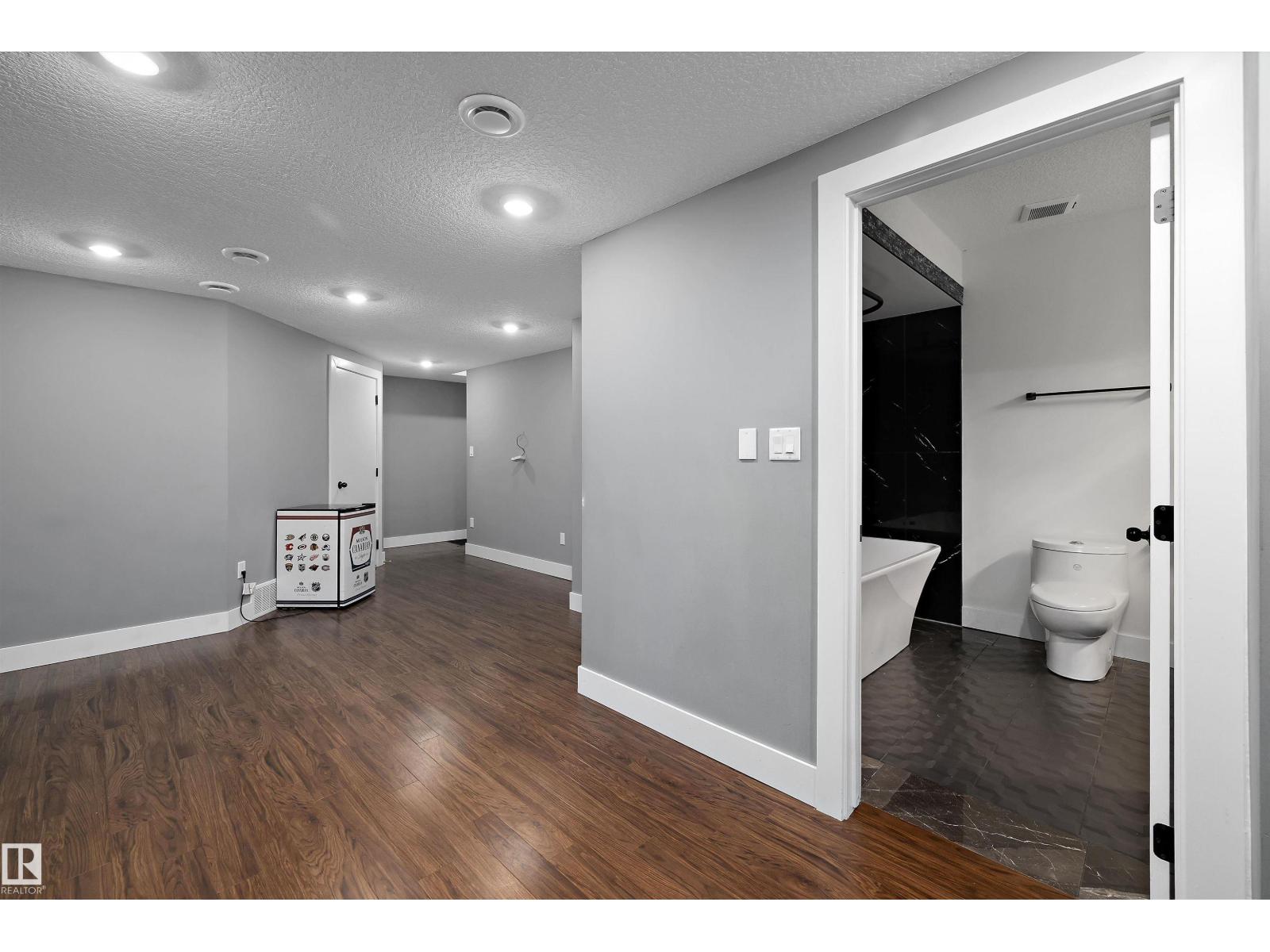 6084 179 AV NW — photo 40