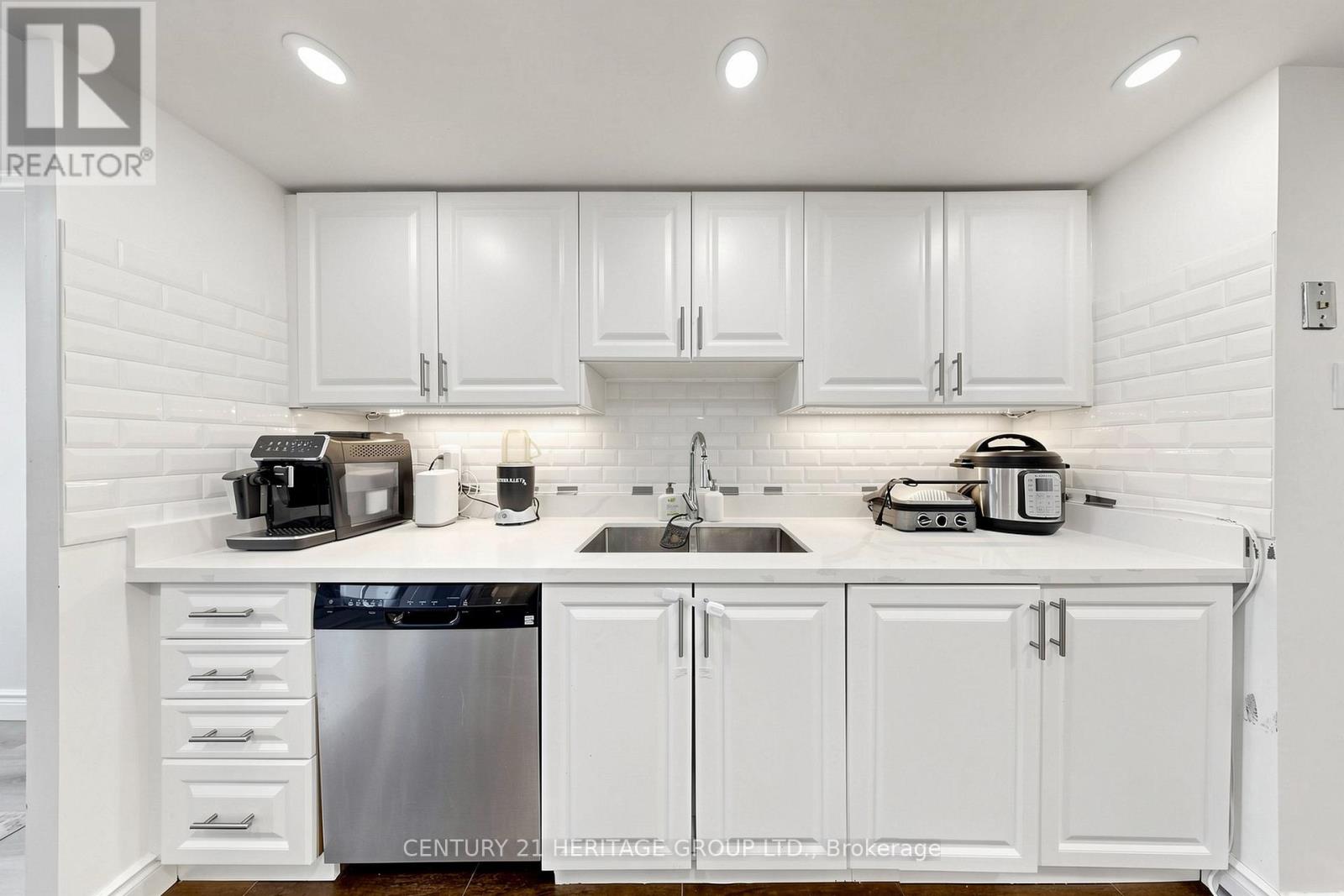 #501 5 KENNETH AVENUE - 17