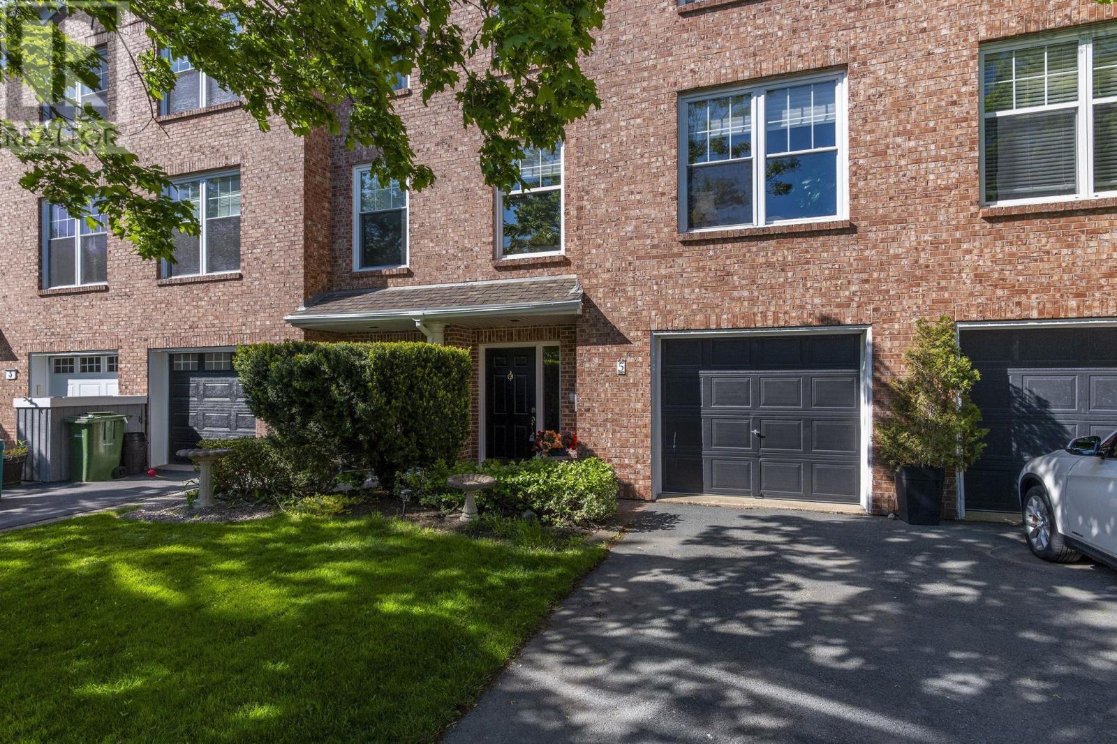 5 Arthur Lismer Court - 1