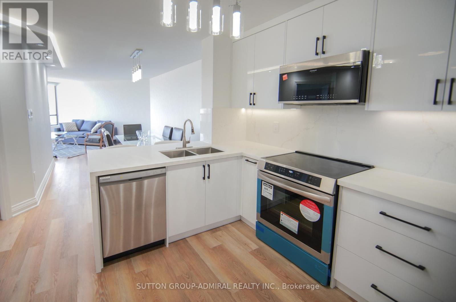 ##606 7420 BATHURST STREET - 7