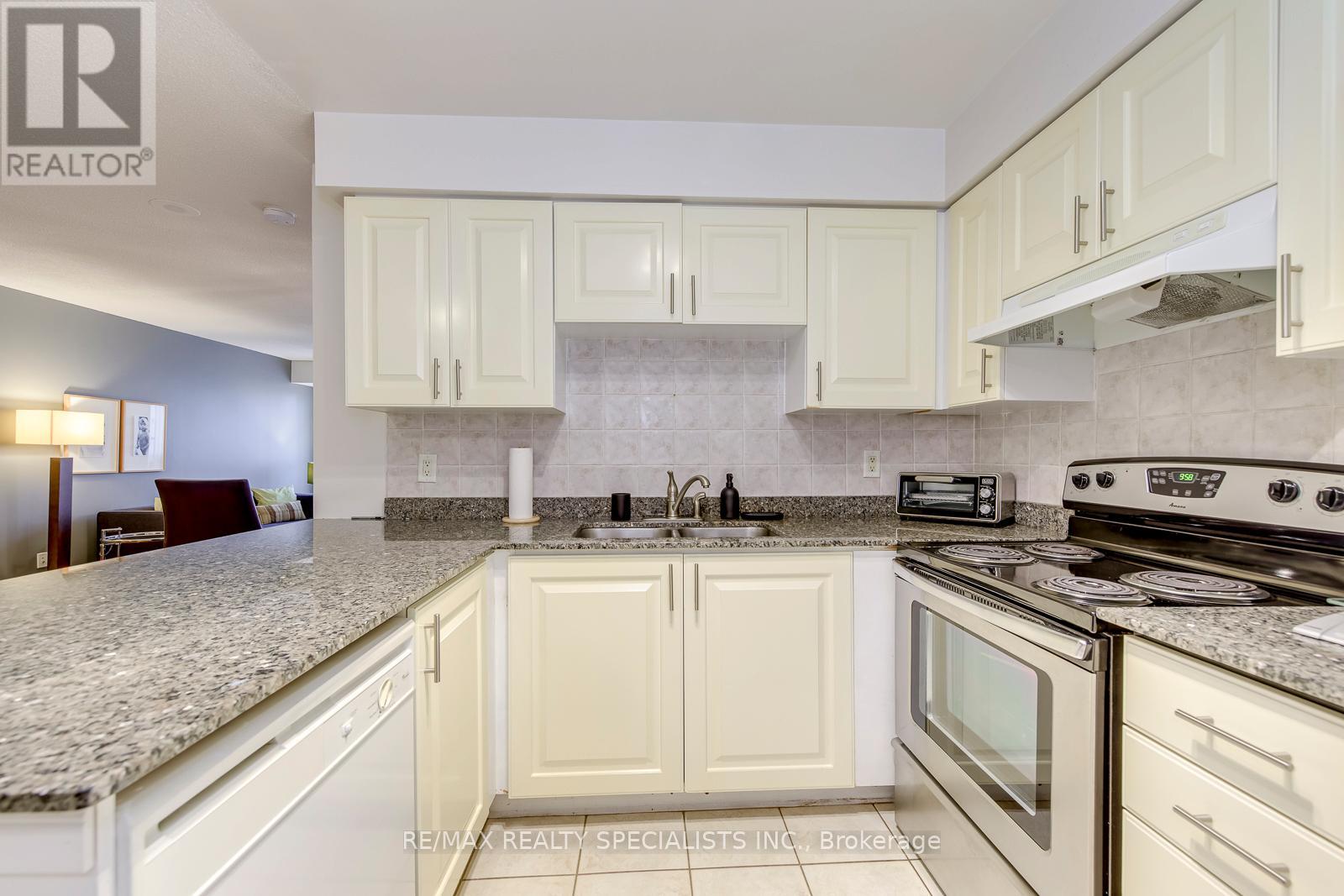 #519 25 KINGSBRIDGE GARDEN CIRCLE W - 19