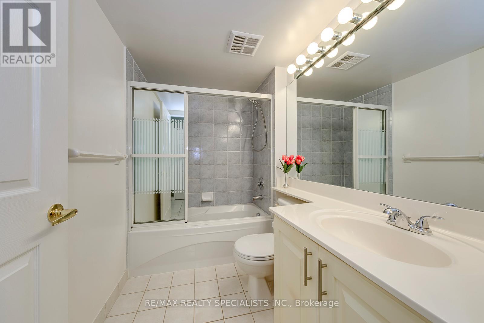 #519 25 KINGSBRIDGE GARDEN CIRCLE W - 33