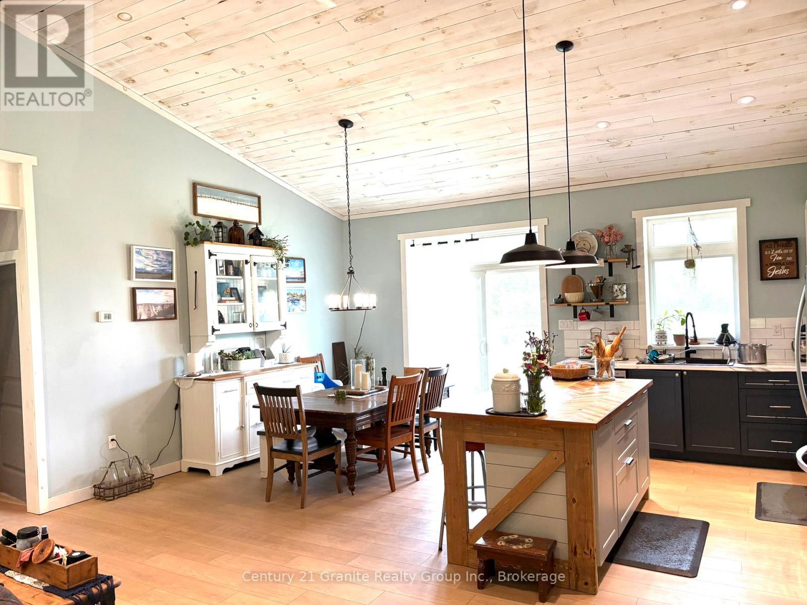 704 LAKEVIEW ROAD - 43