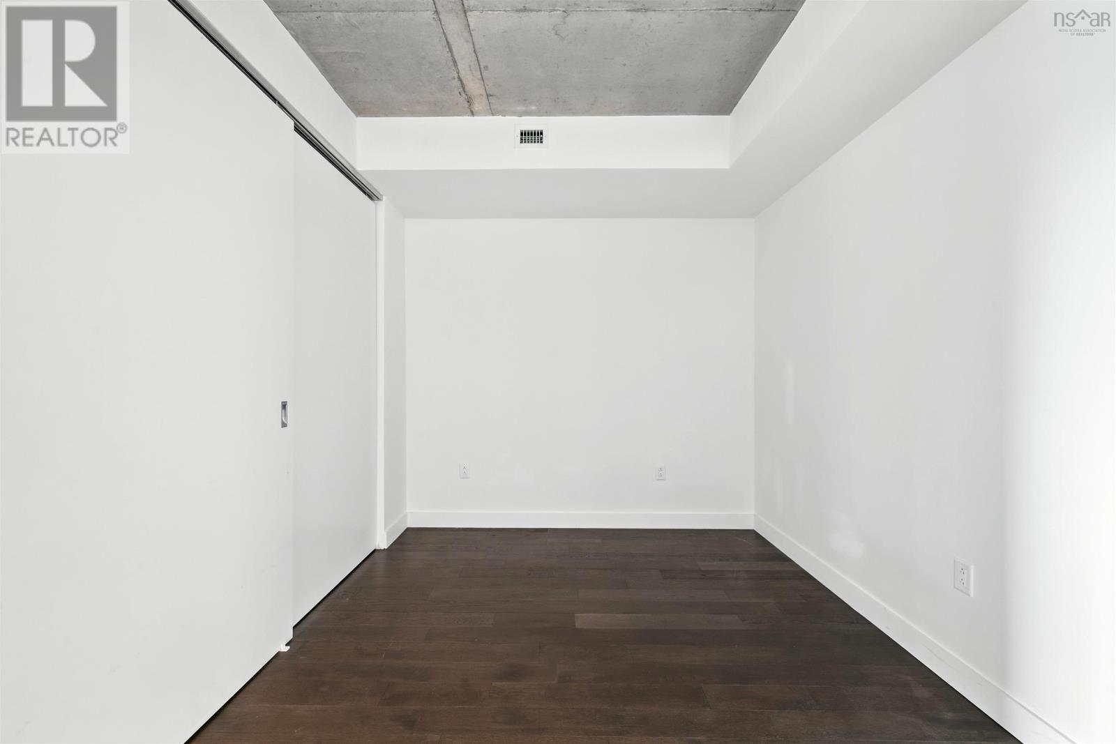 #519 1048 Wellington Street - 10