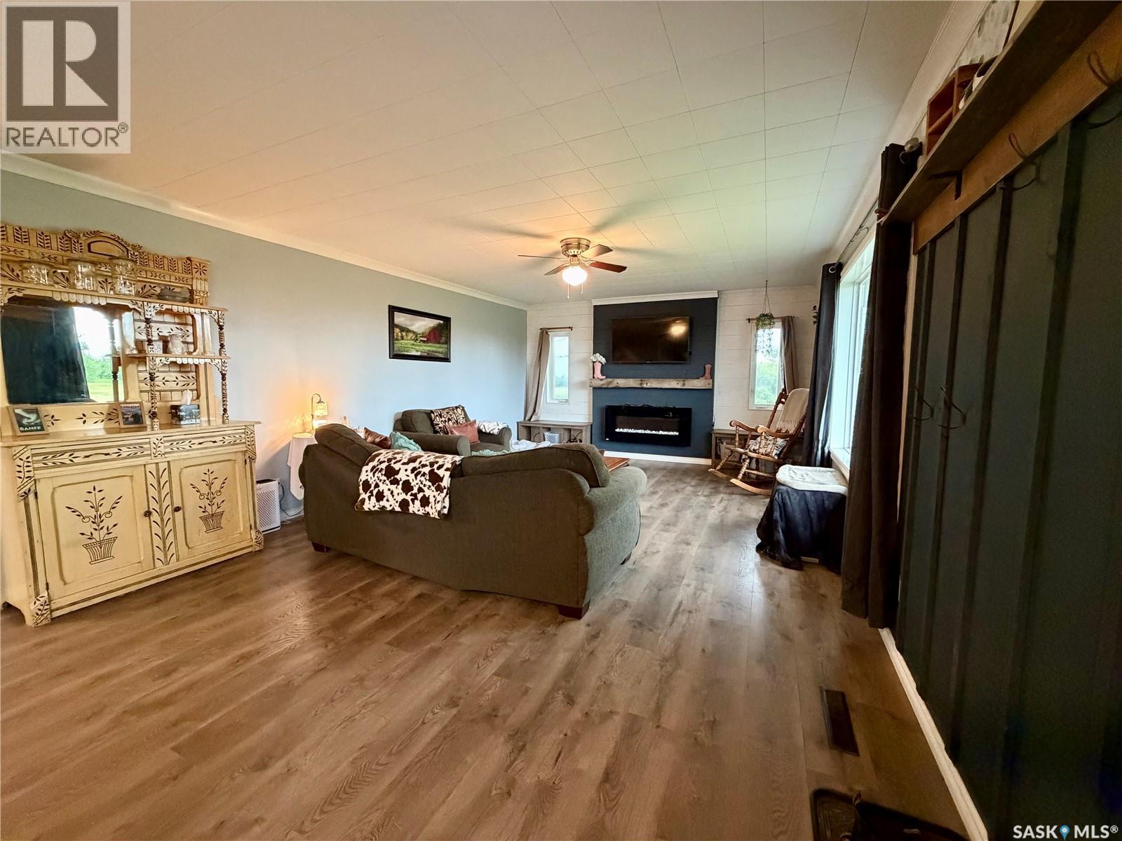4 Saskatchewan AVENUE - 4