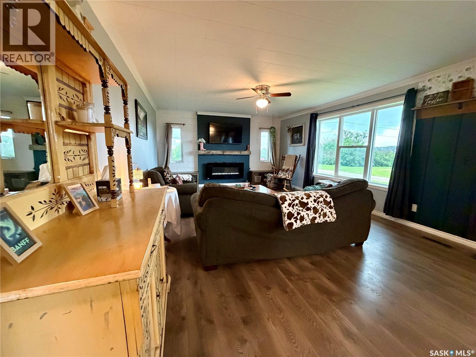 4 Saskatchewan AVENUE - 5