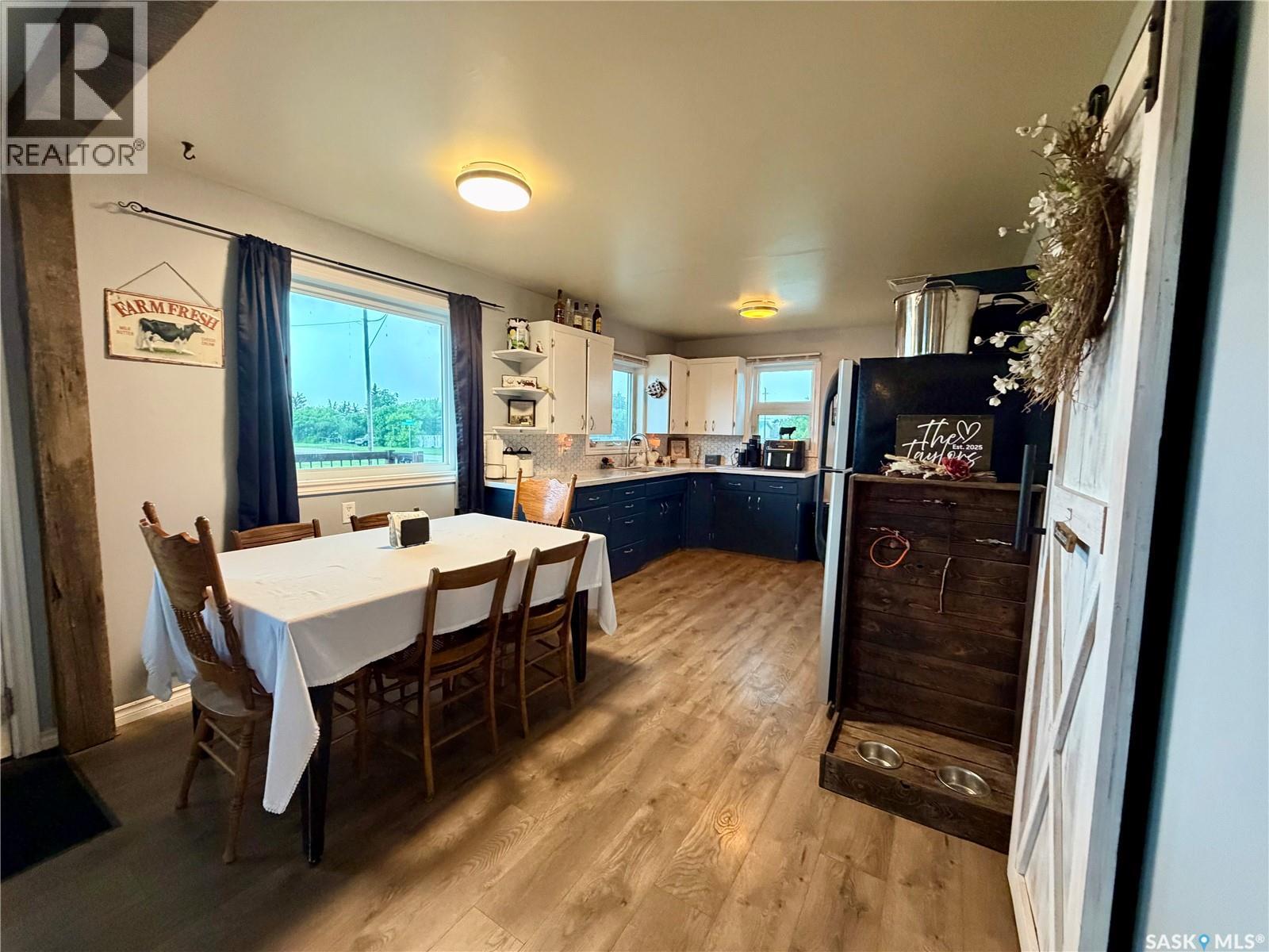 4 Saskatchewan AVENUE - 6