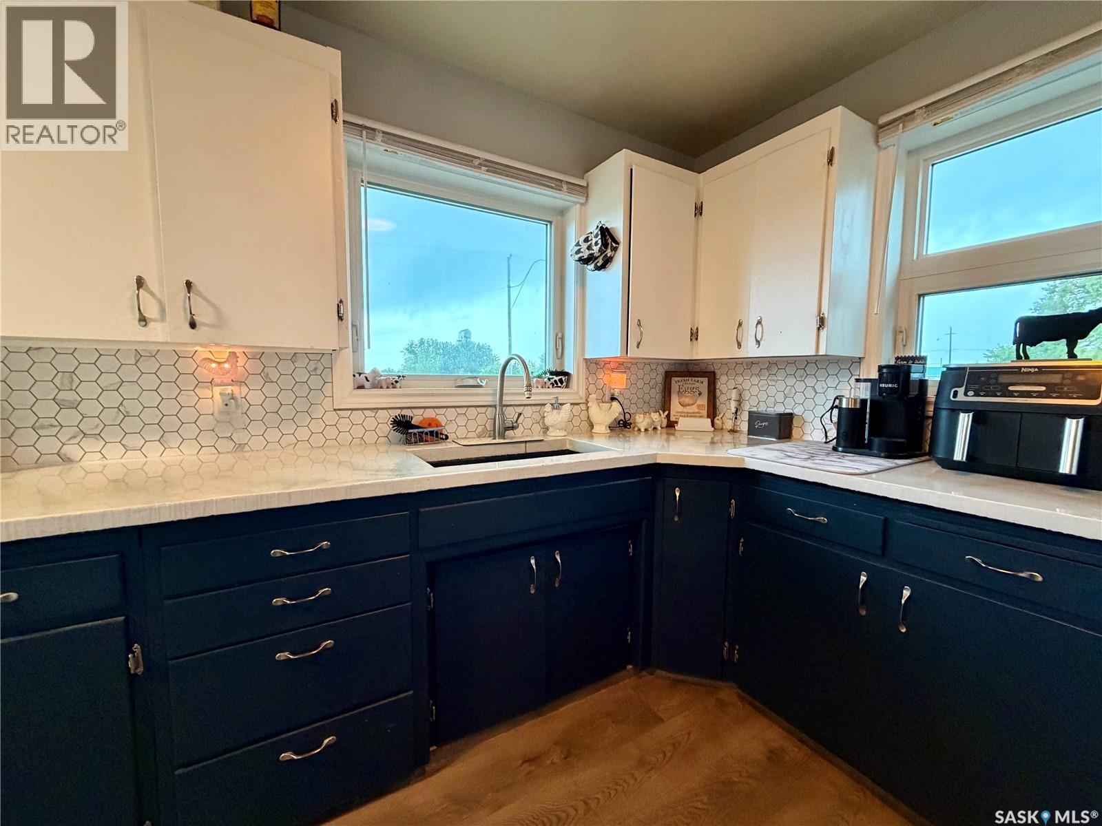 4 Saskatchewan AVENUE - 7