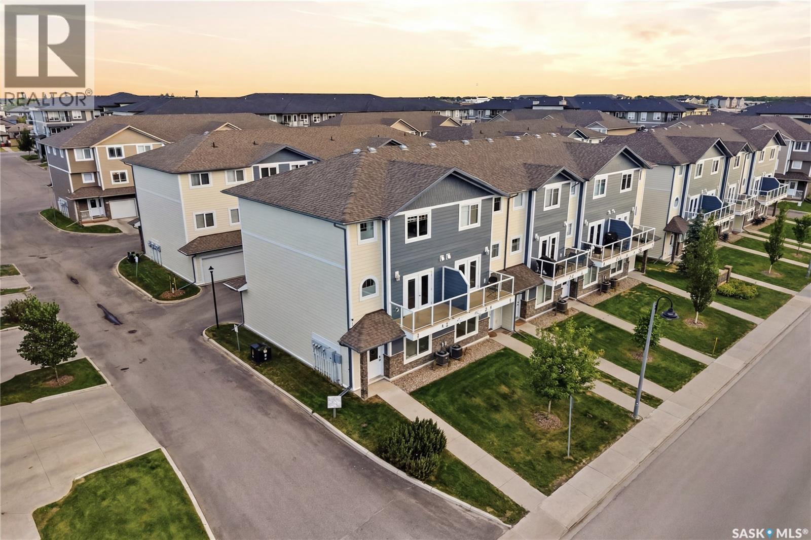 #220 212 Willis CRESCENT - 1