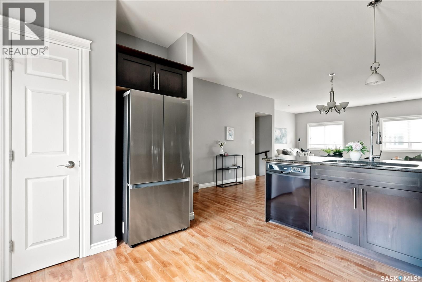 #220 212 Willis CRESCENT - 21
