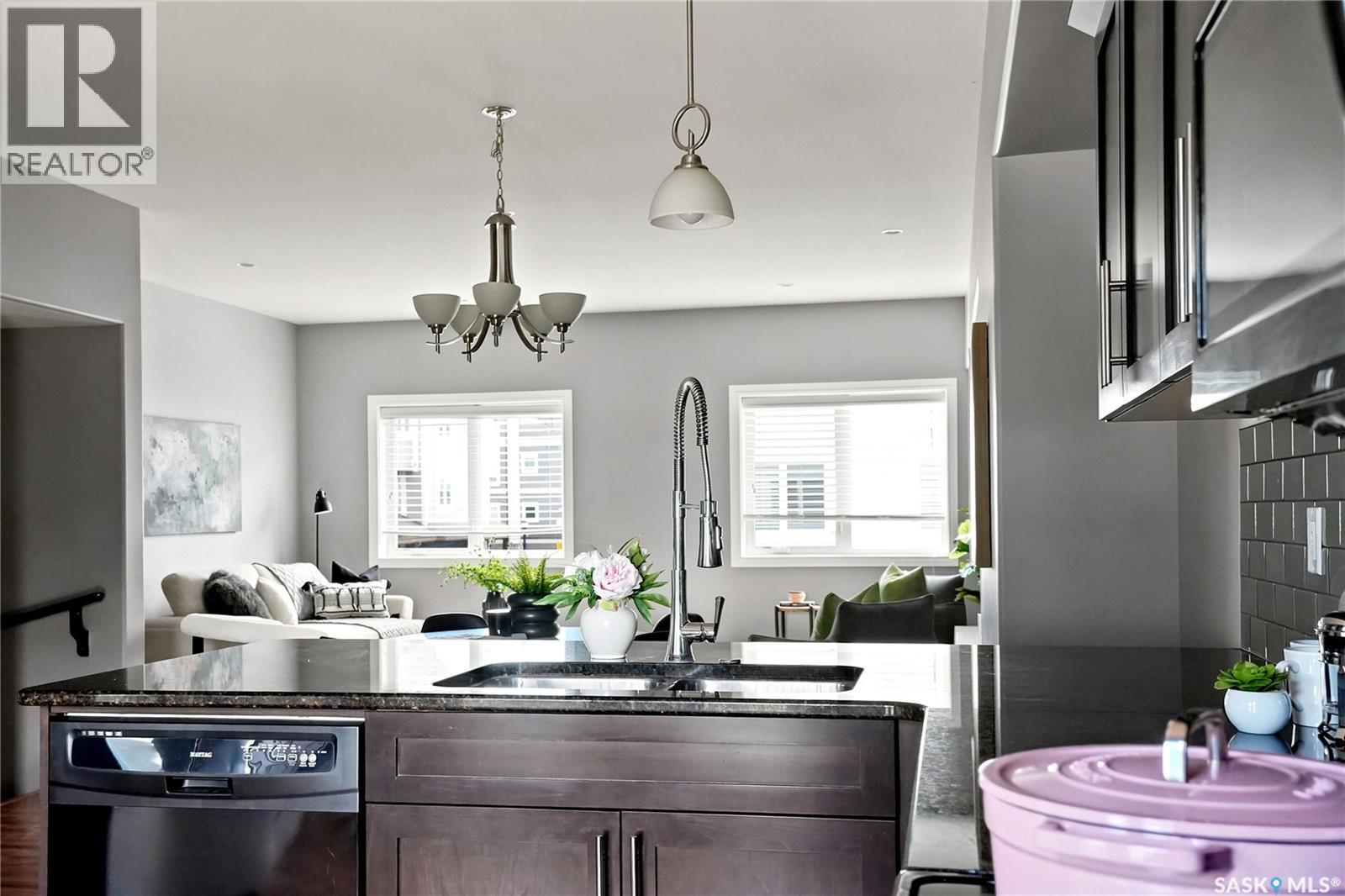 #220 212 Willis CRESCENT - 22
