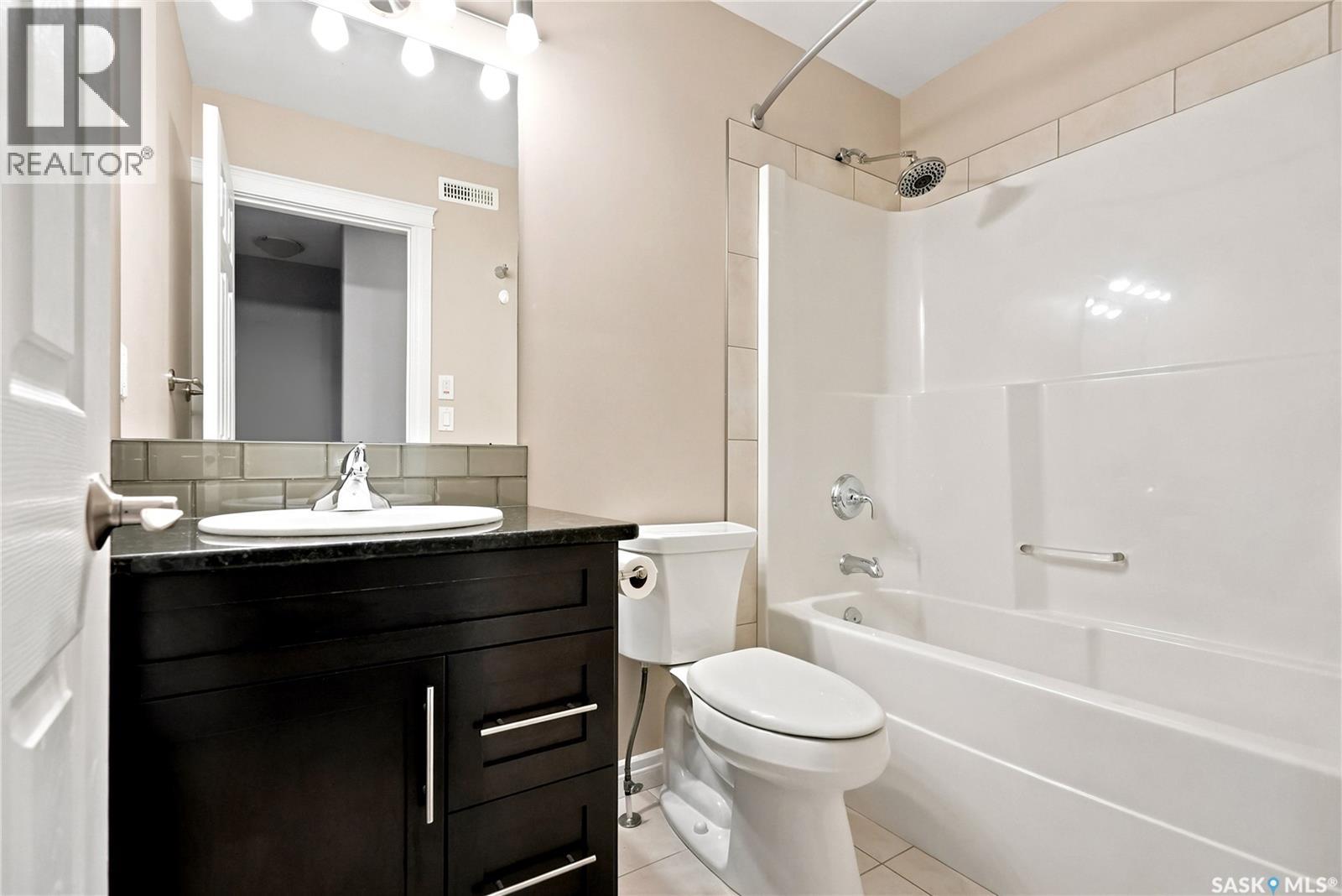 #220 212 Willis CRESCENT - 34