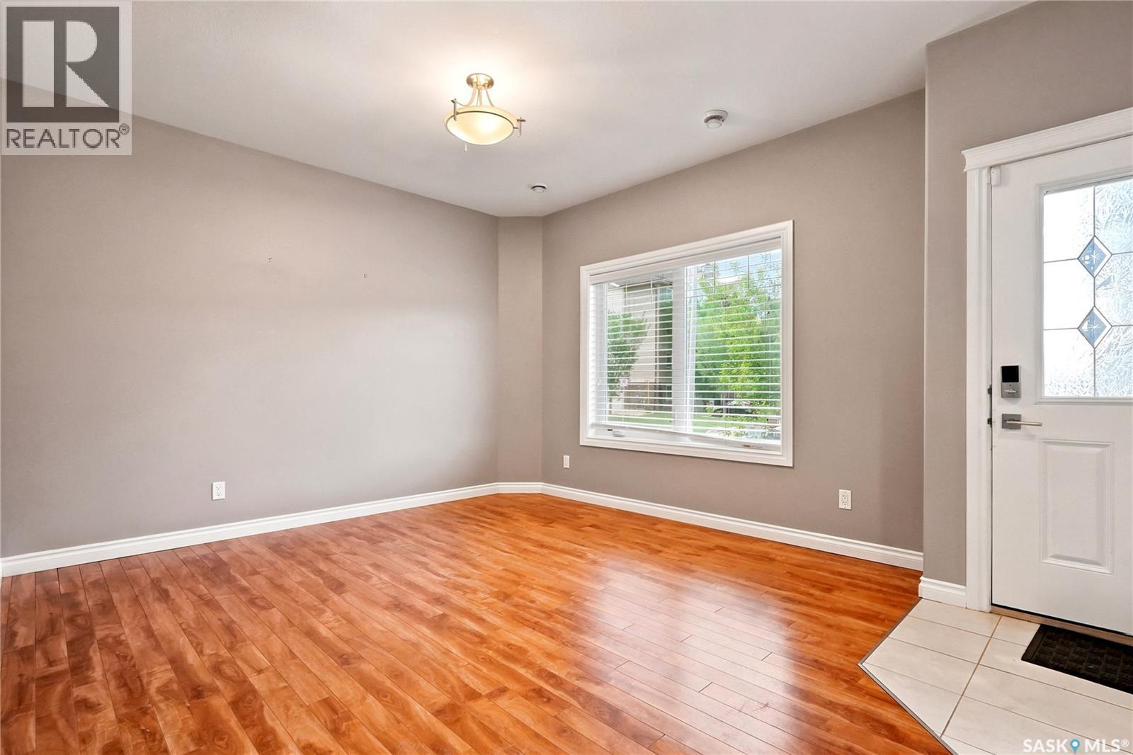 #220 212 Willis CRESCENT - 4