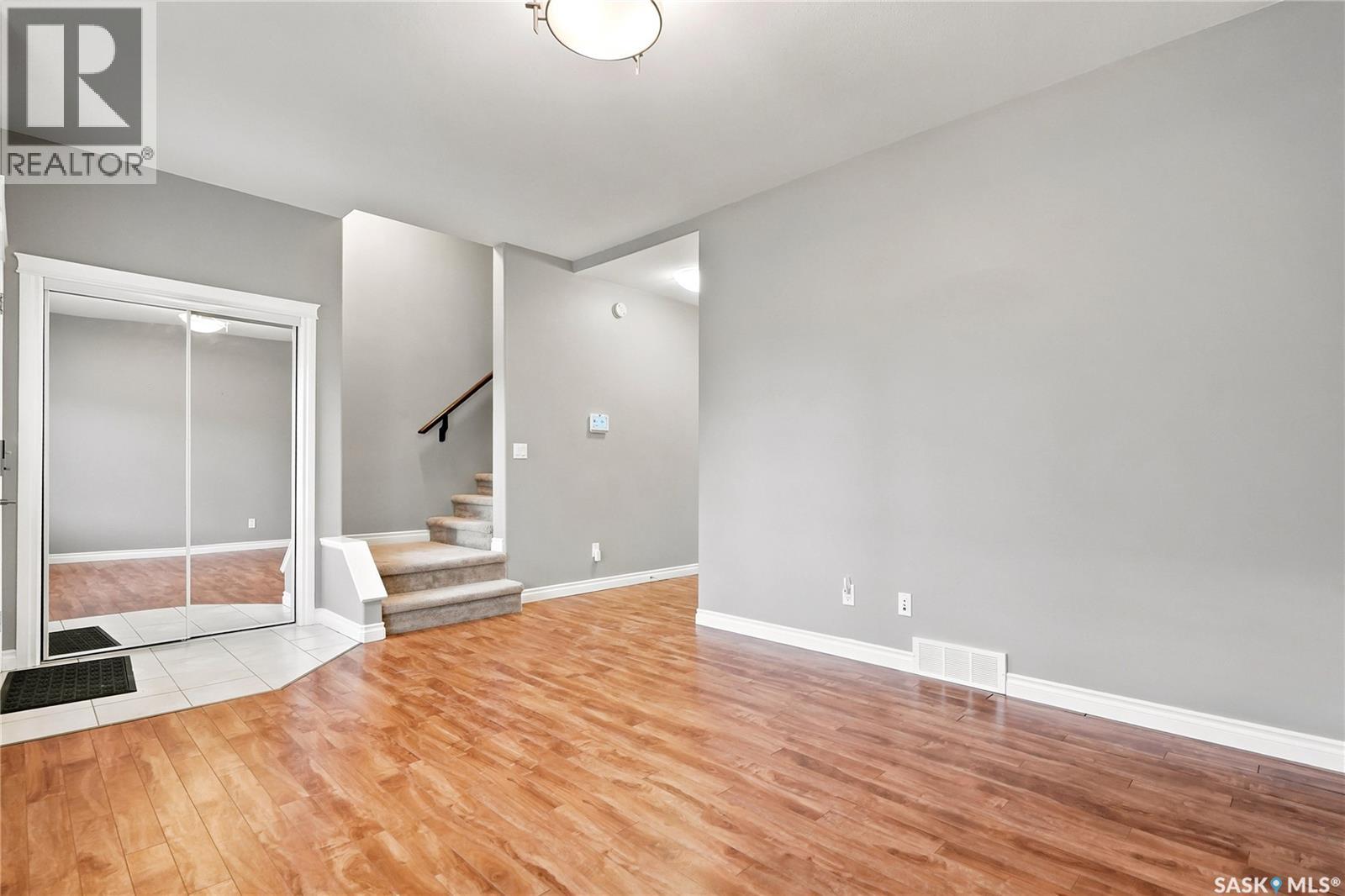 #220 212 Willis CRESCENT - 6