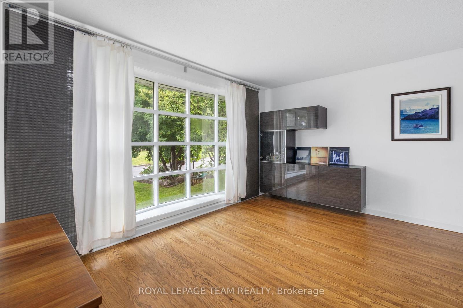 40 WOODMOUNT CRESCENT - 10