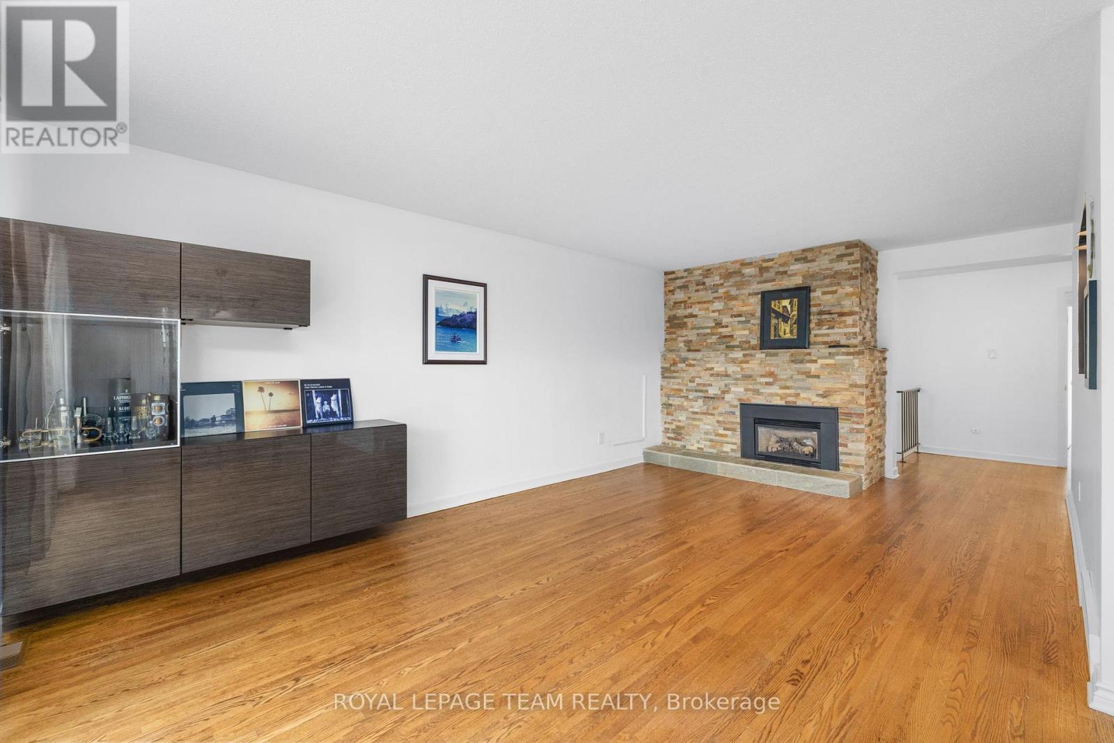 40 WOODMOUNT CRESCENT - 12