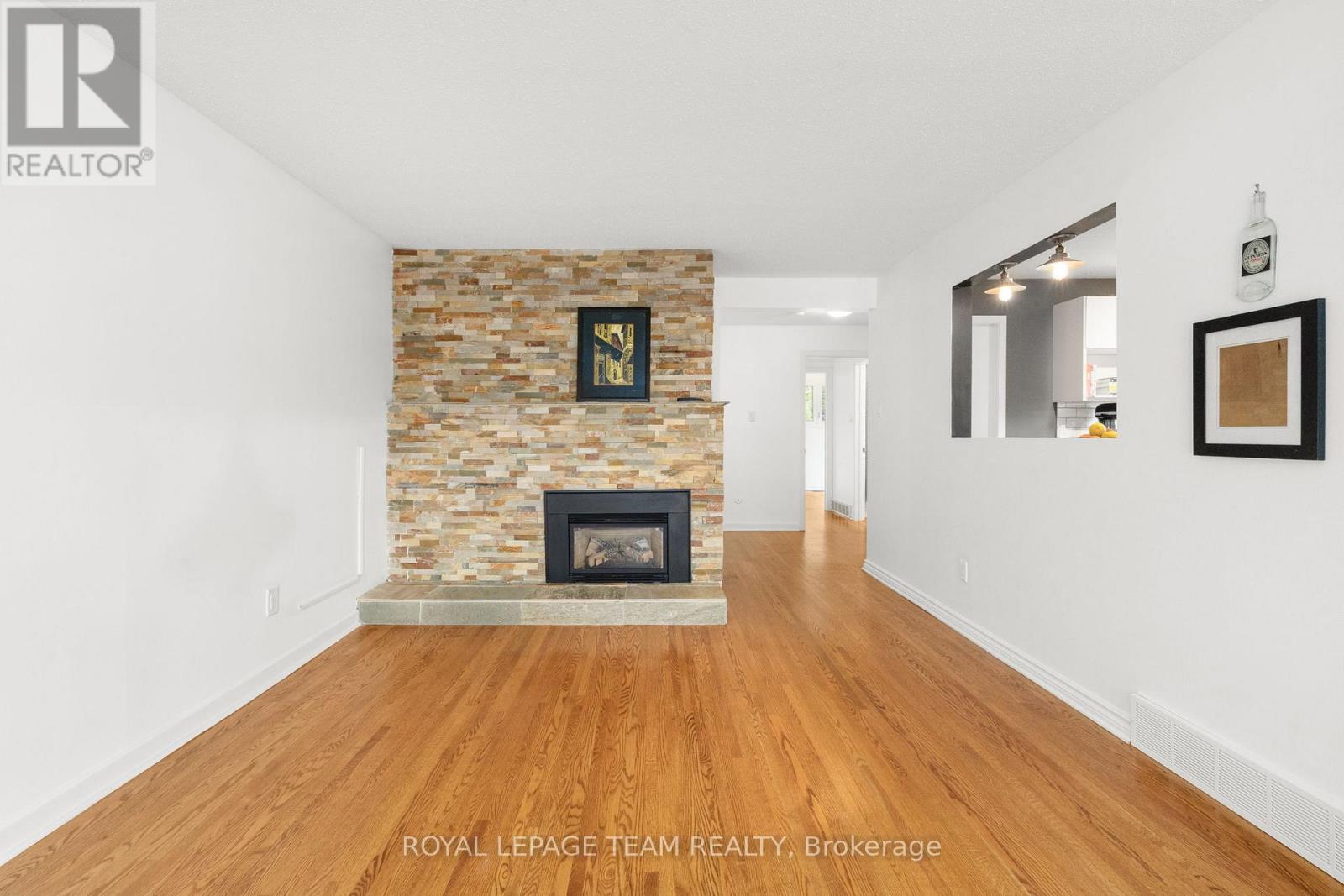 40 WOODMOUNT CRESCENT - 13