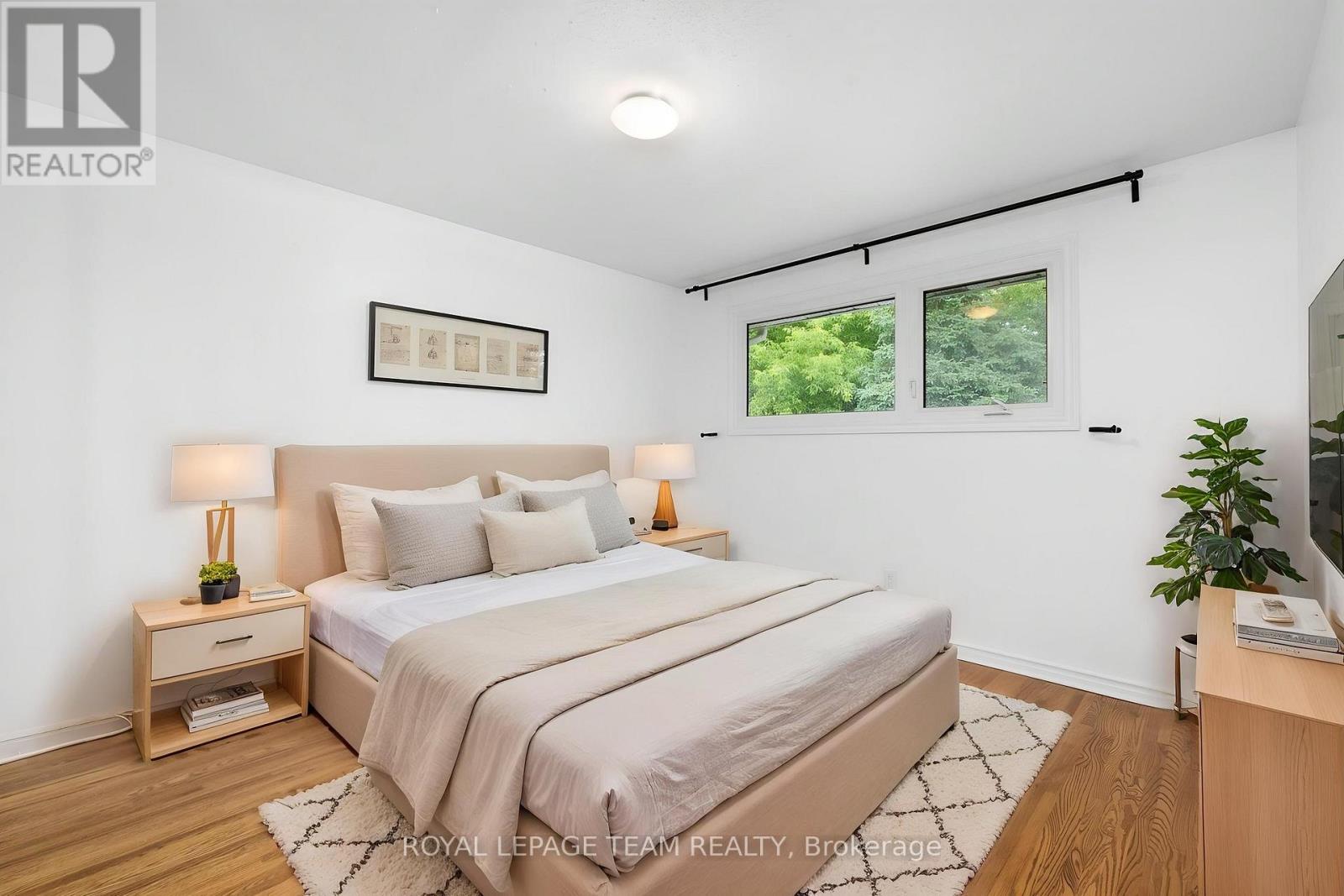 40 WOODMOUNT CRESCENT - 16