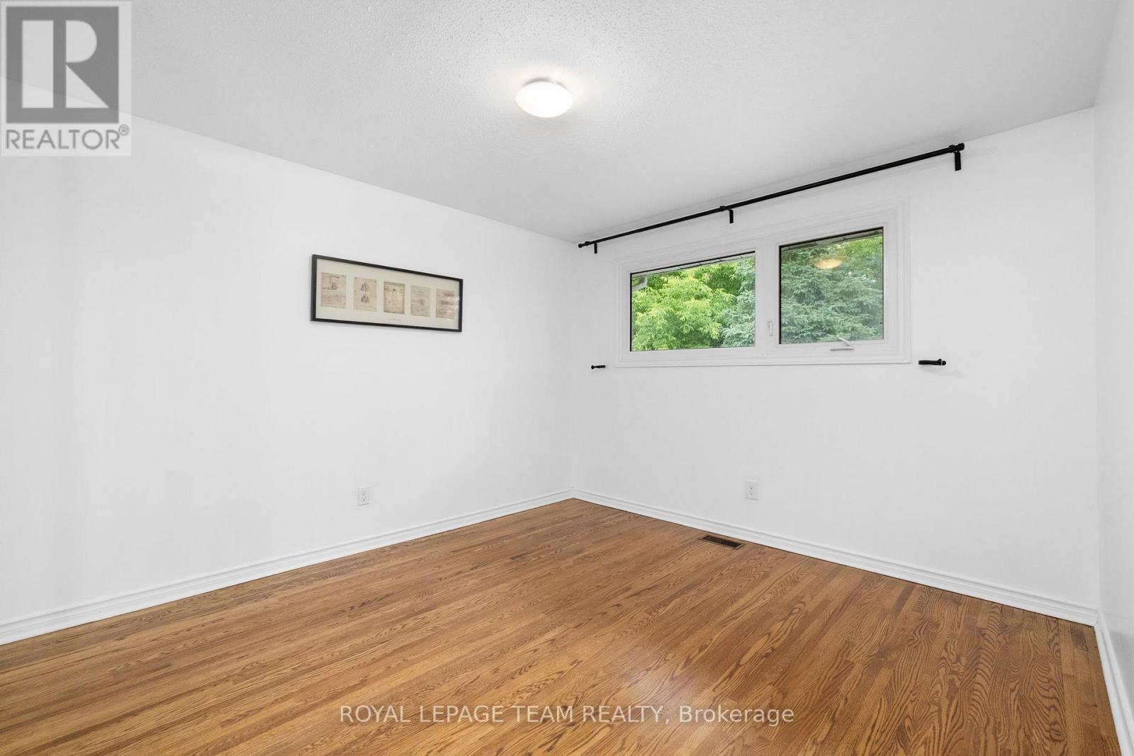 40 WOODMOUNT CRESCENT - 17