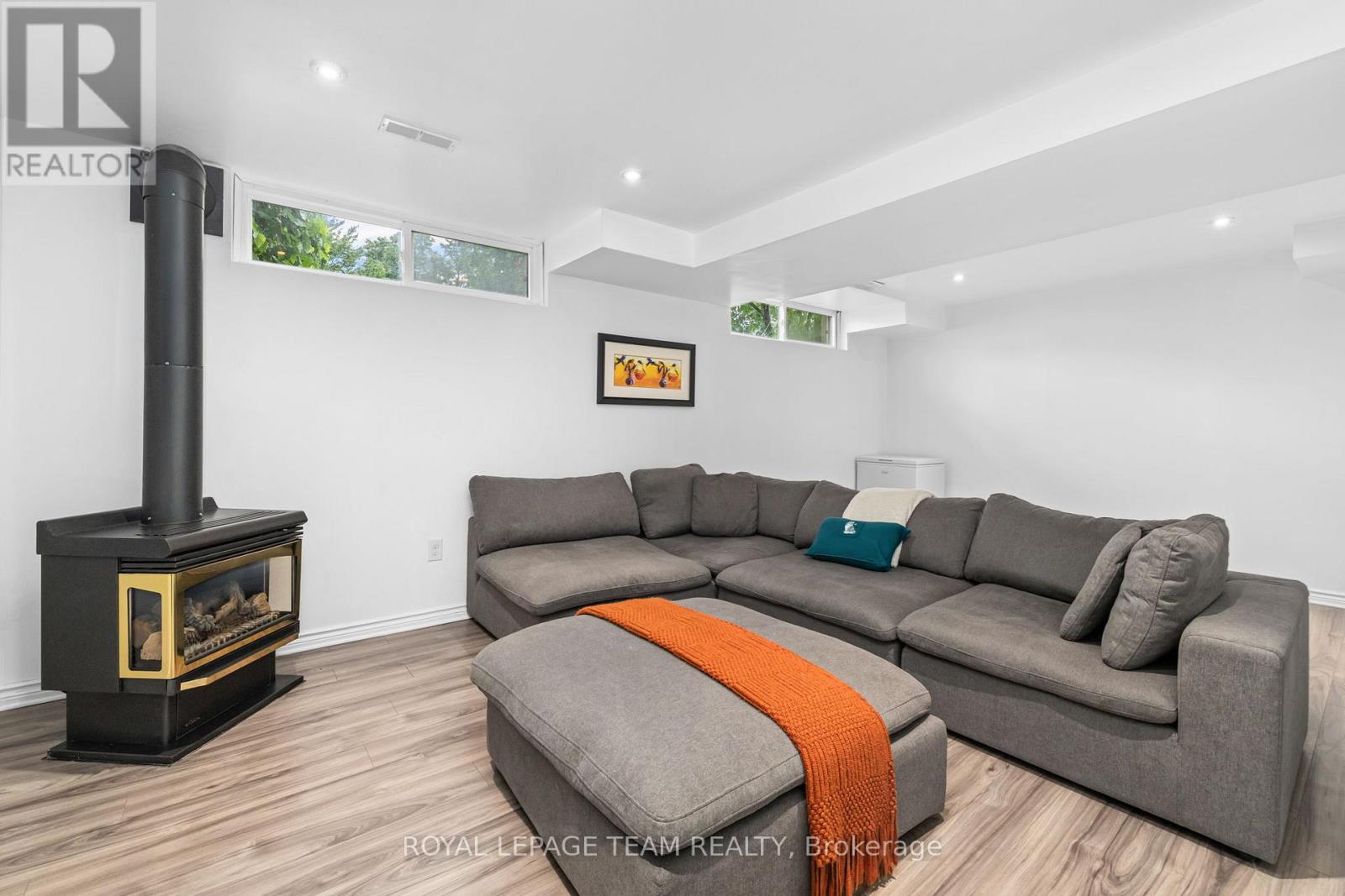 40 WOODMOUNT CRESCENT - 21