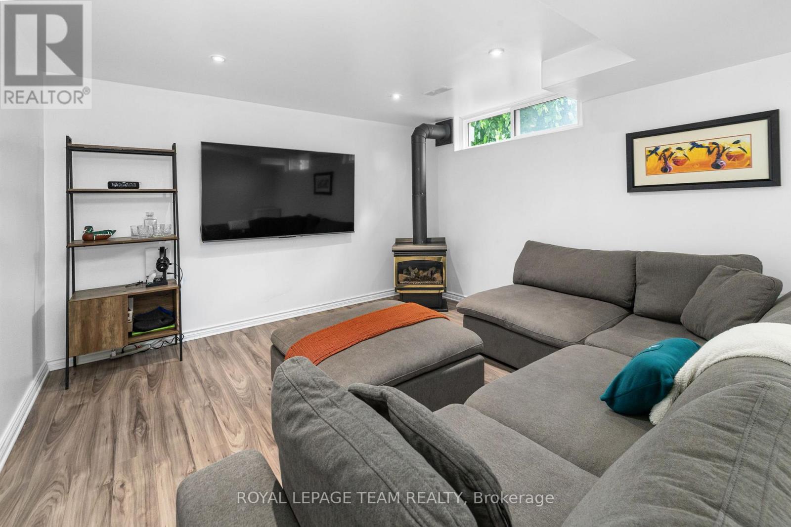 40 WOODMOUNT CRESCENT - 22