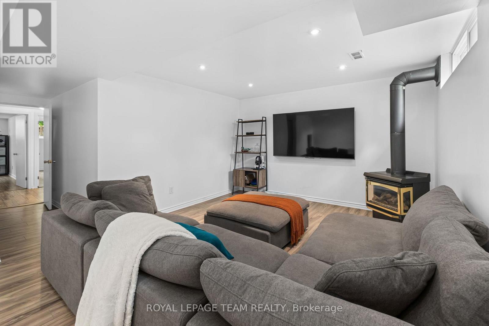40 WOODMOUNT CRESCENT - 23